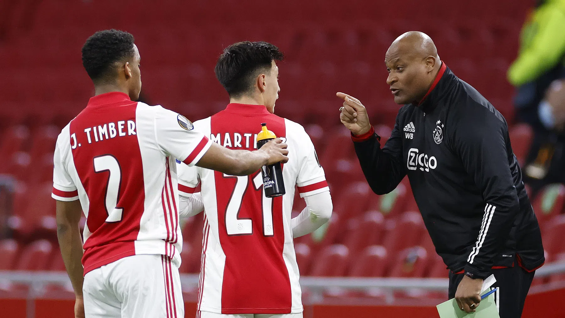 Winston Bogarde geeft instructies aan Timber en Martínez (Ajax)